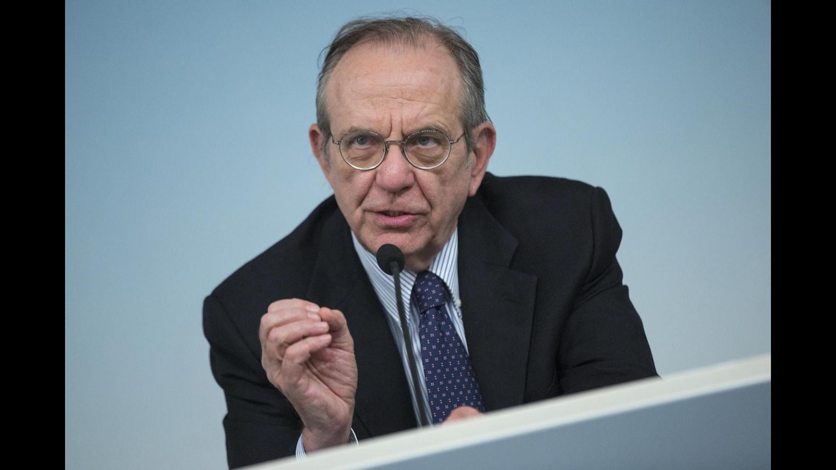 Legge stabilità, Padoan: Calano le tasse per famiglie e imprese Legge stabilità, Padoan: Calano le tasse per famiglie e imprese