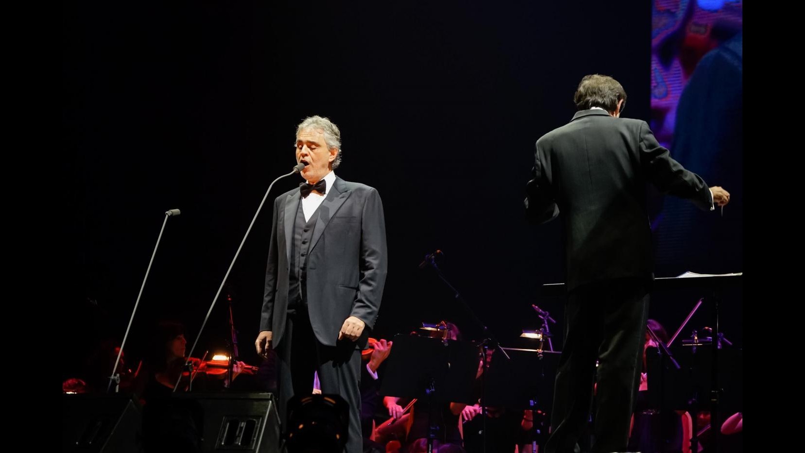 Andrea Bocelli improvvisa un mini live a Times Square per senzatetto