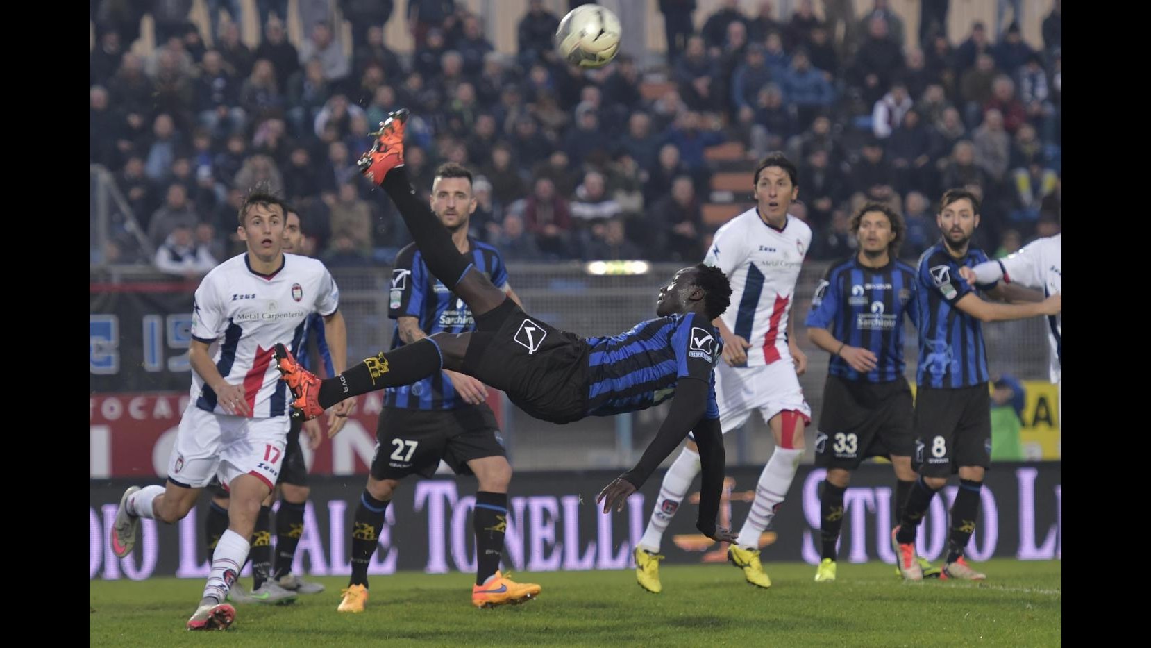 Serie B, Crotone pari a Latina. Cagliari a -1. Vola il Novara