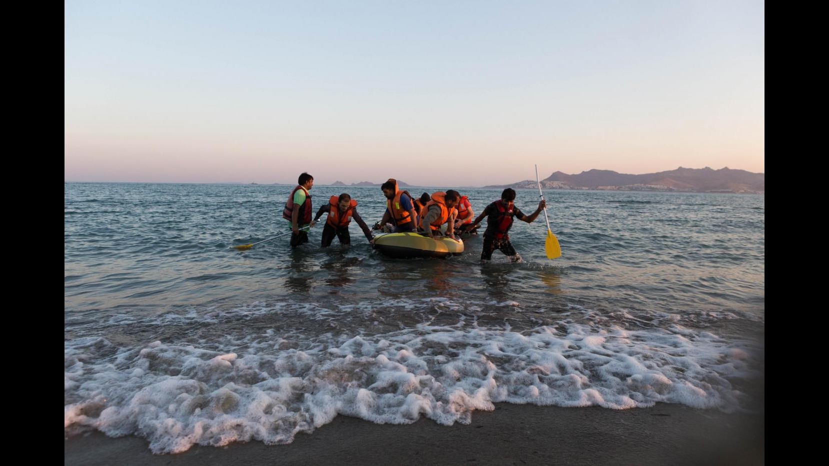 Migranti, naufragio al largo di Bodrum: 18 mortiDieci sono bimbi, uno fra le braccia della madre