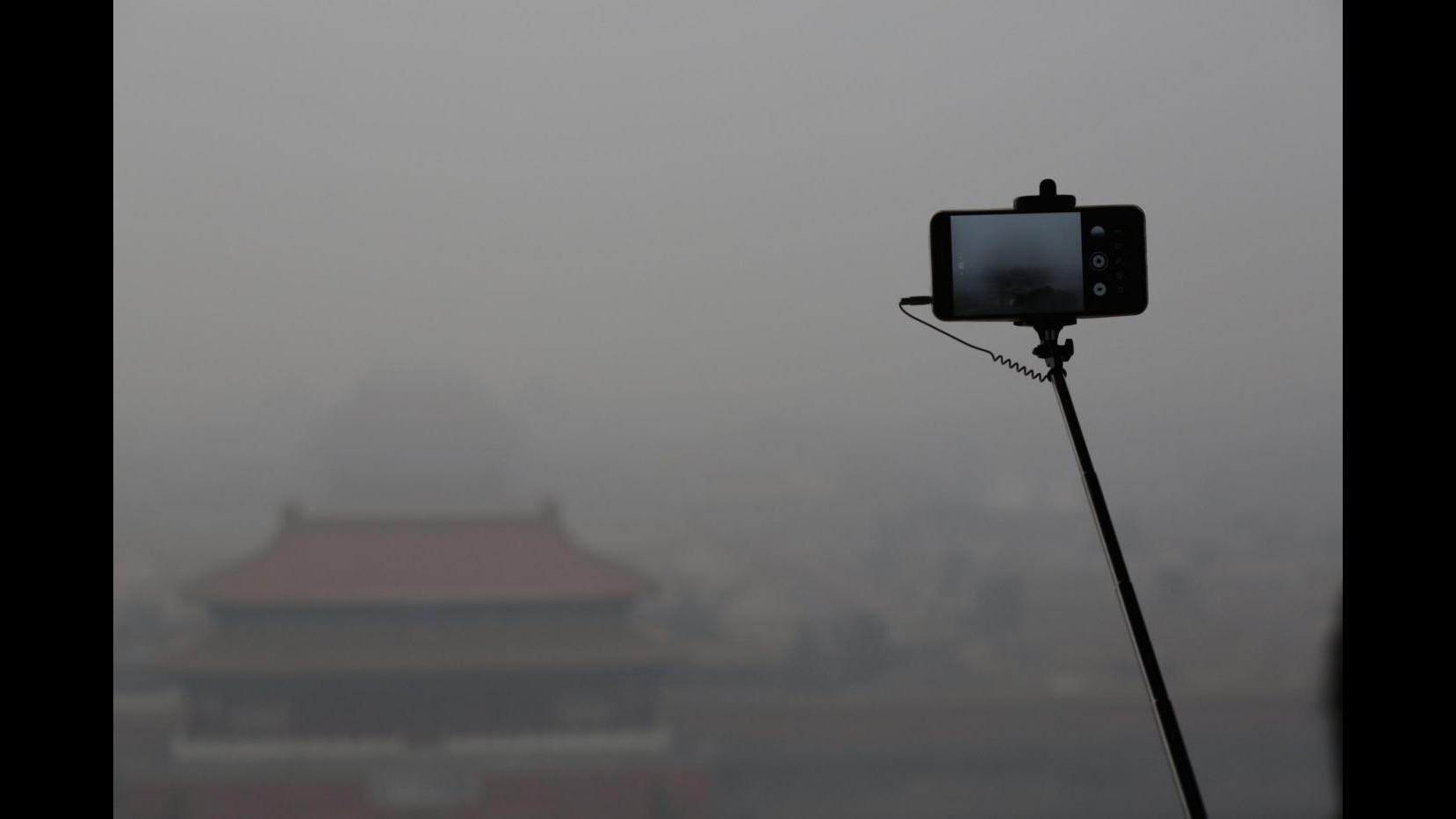 Cina, nuovo allarme rosso per smog a Pechino: in vigore fino a martedì