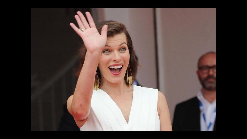 Milla Jovovich saluta il set e torna a casa per le vacanze