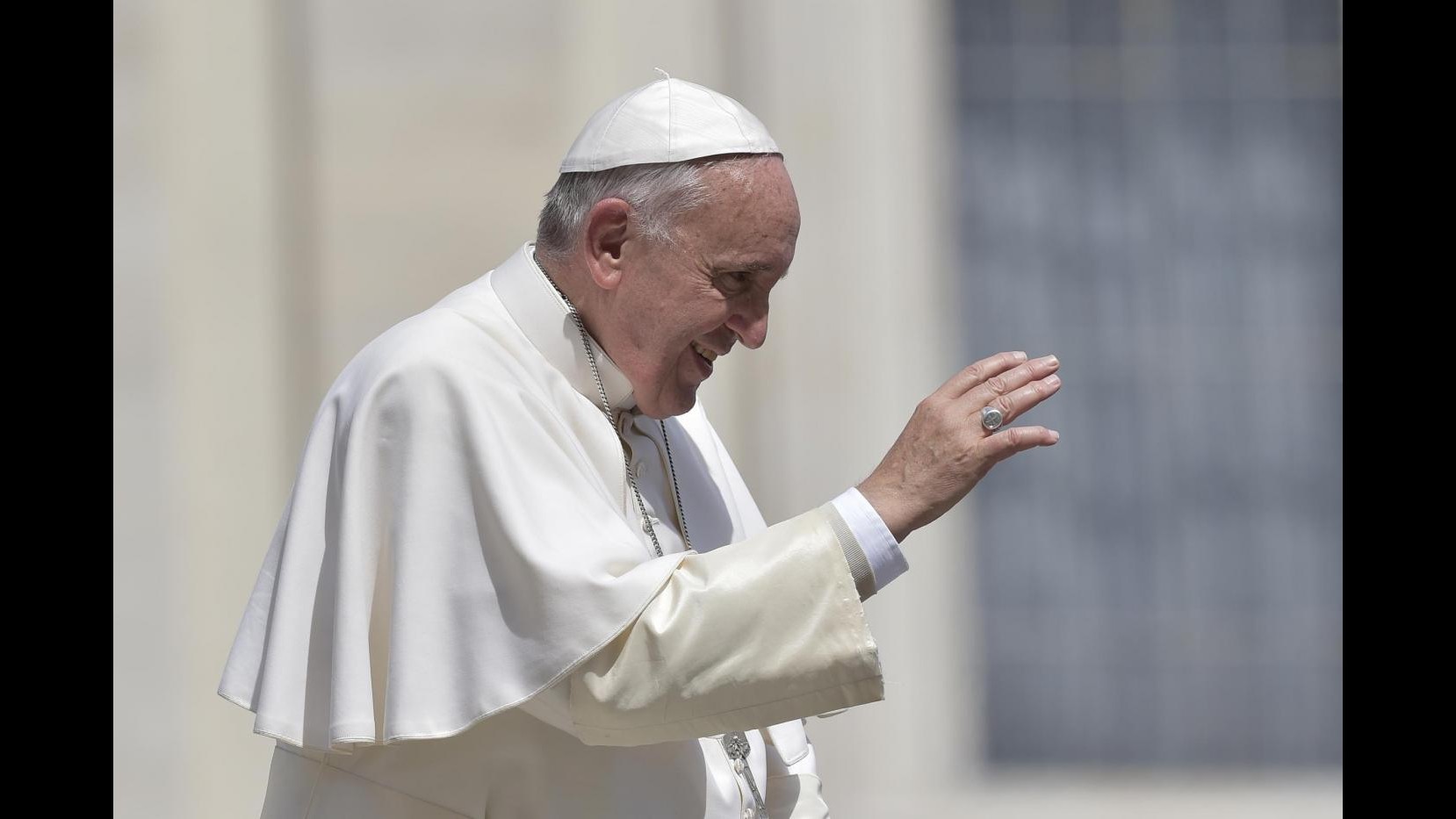 Papa apre porta santa ostello Caritas Di Liegro