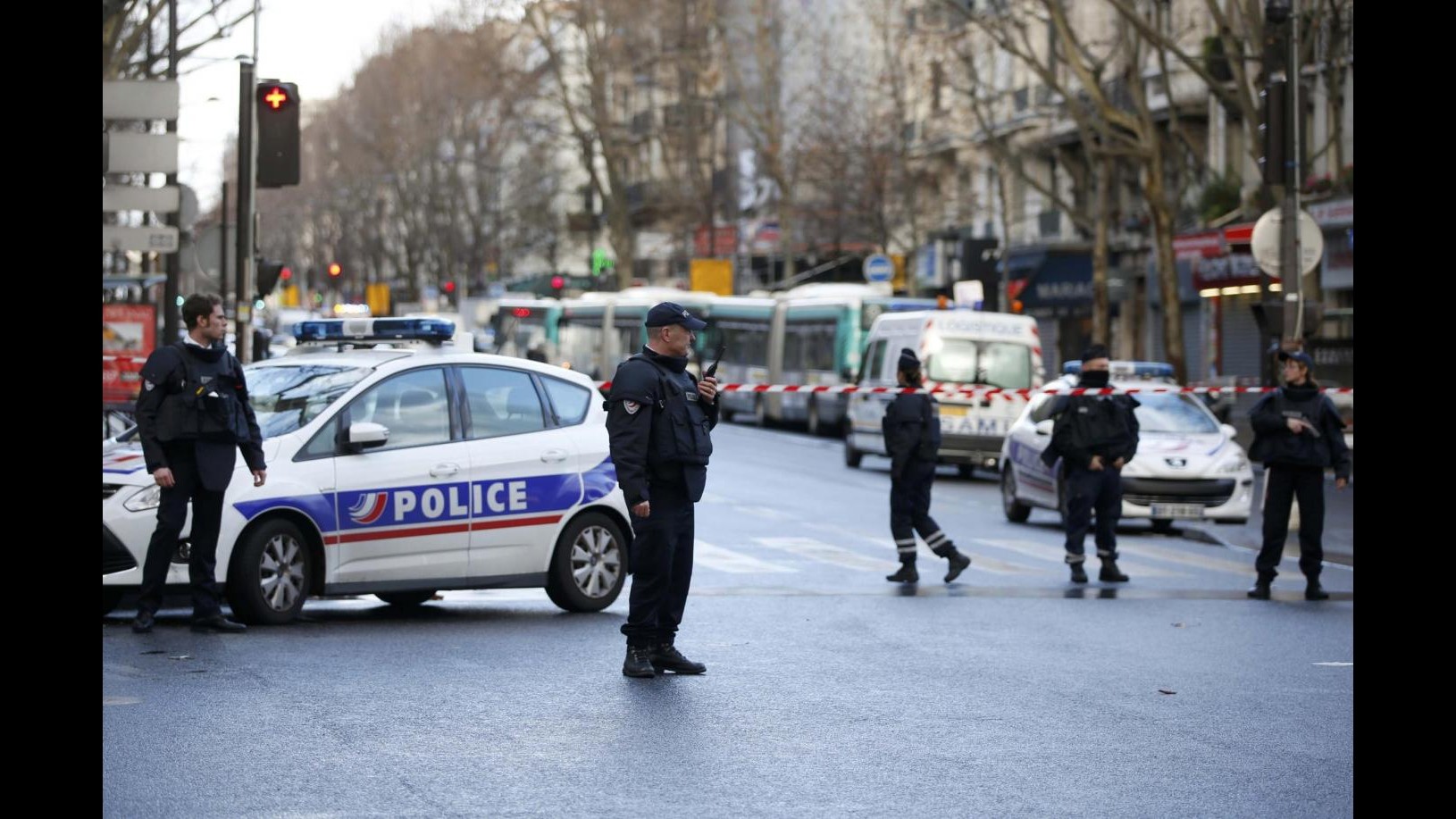 Parigi, uomo ucciso davanti a un commissariato: aveva una finta cintura esplosiva
