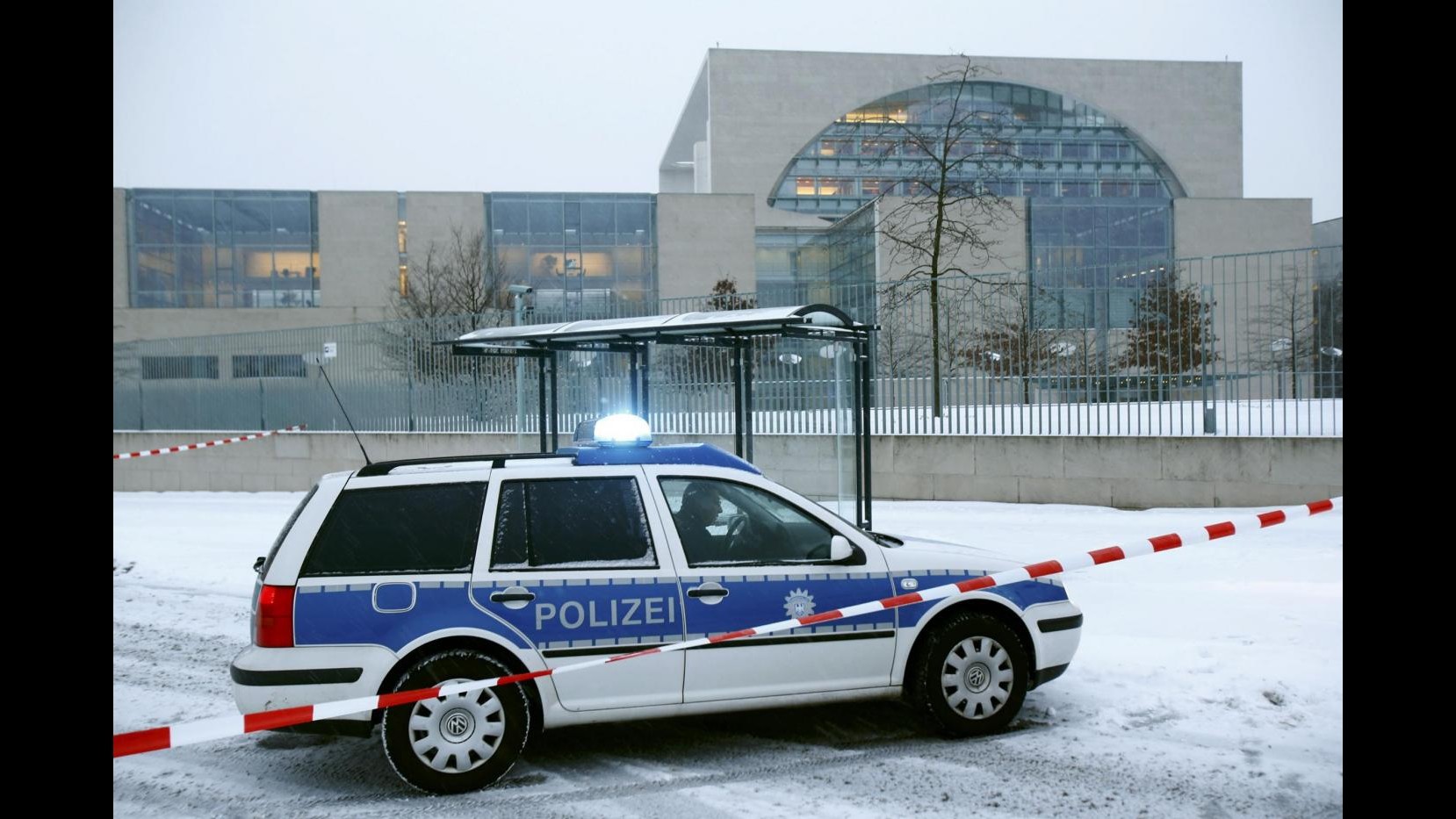 Germania, rientra allarme in ufficio Merkel: nel pacco nulla di sospetto