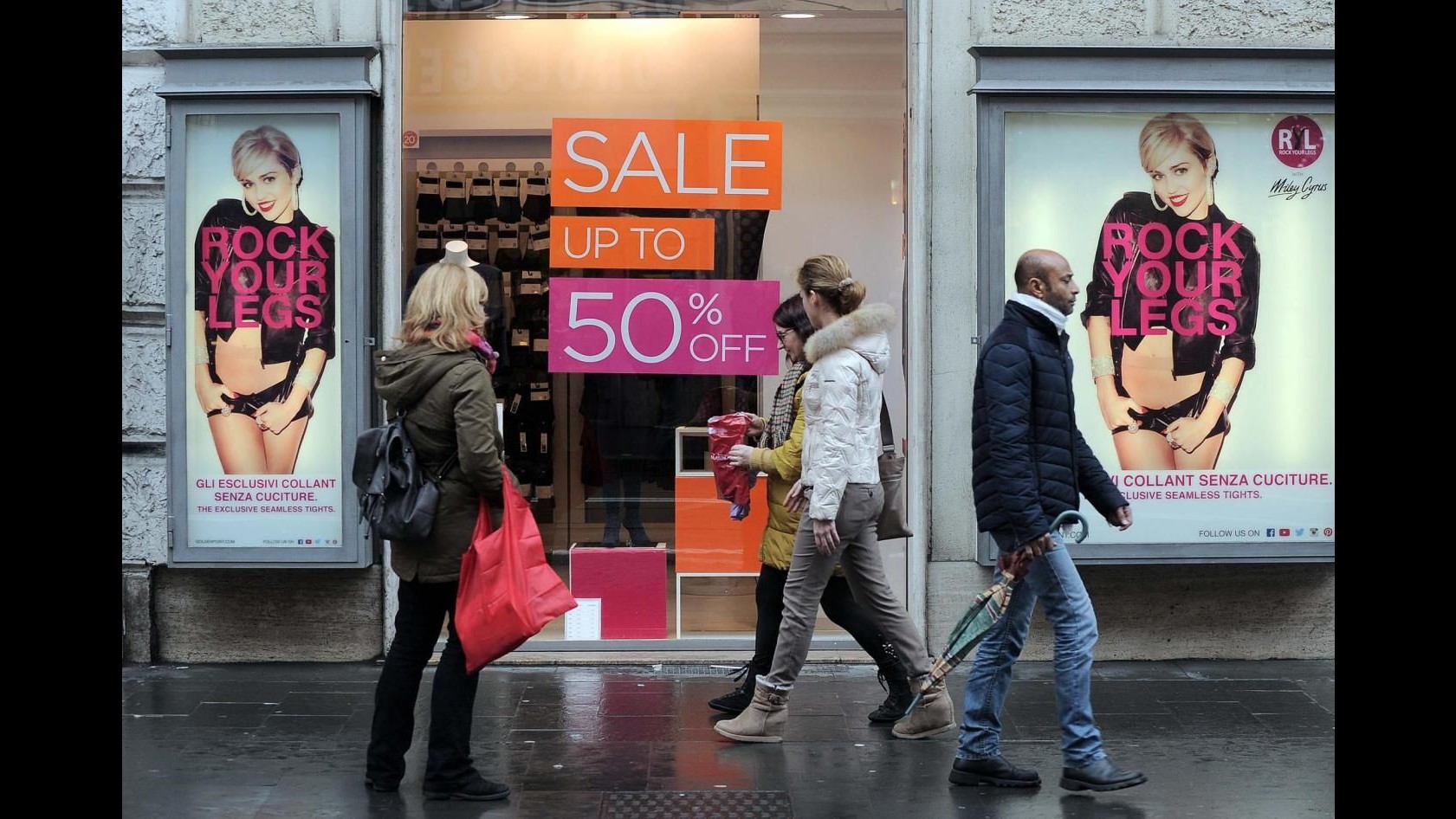 Saldi, a Roma e Milano clienti in fila ma pochi comprano