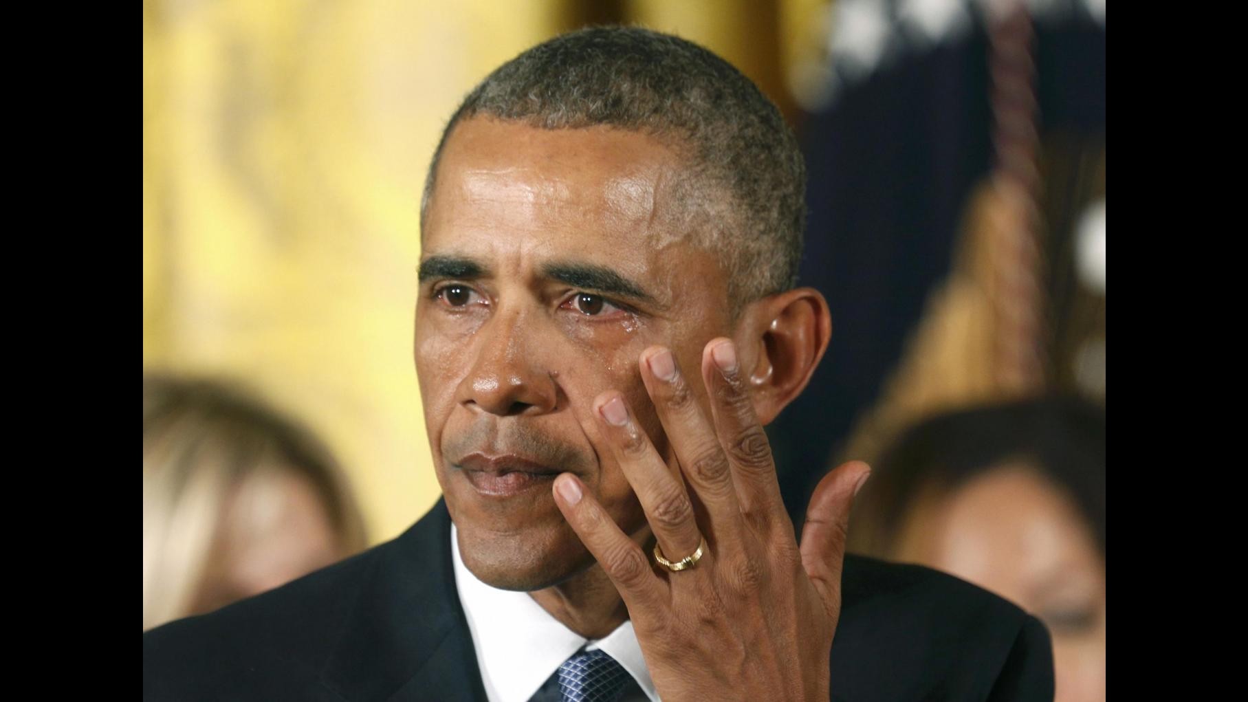 Obama annuncia misure su armi da fuoco e si commuove: Troppi 35mila morti l’anno