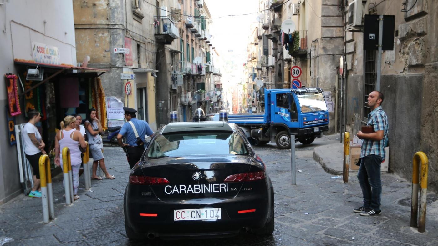 Choc a Napoli, uomo ucciso con due colpi e poi dato alle fiamme