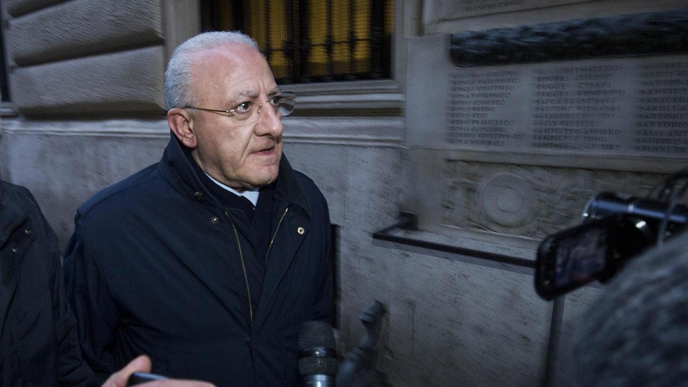 Campania, avviso di garanzia a De Luca: falso in atto pubblico