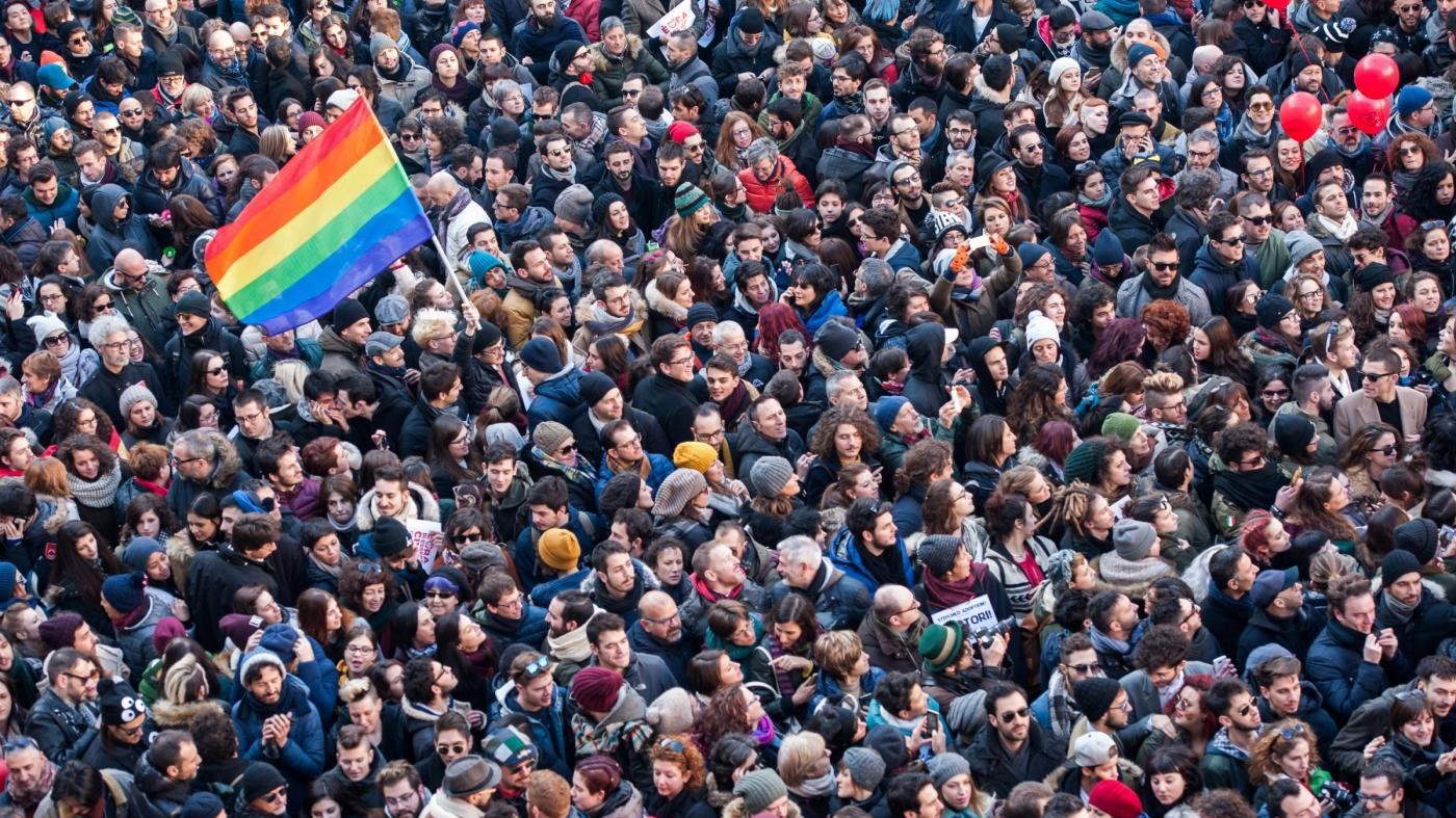 Unioni civili, sveglie in piazza a Milano: Parlamento ci ascolti