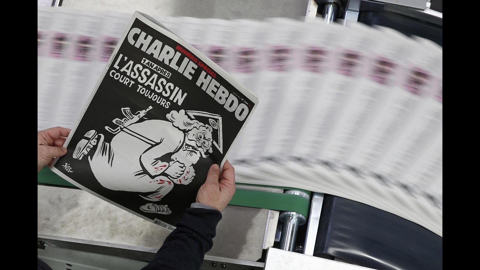 Parigi, Hollande svela una targa per ricordare la strage di Charlie Hebdo