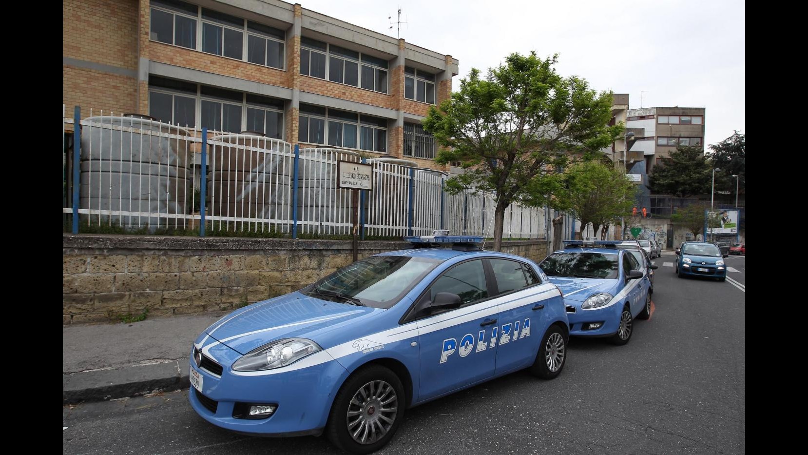 Milano, giovane donna aggredita in strada