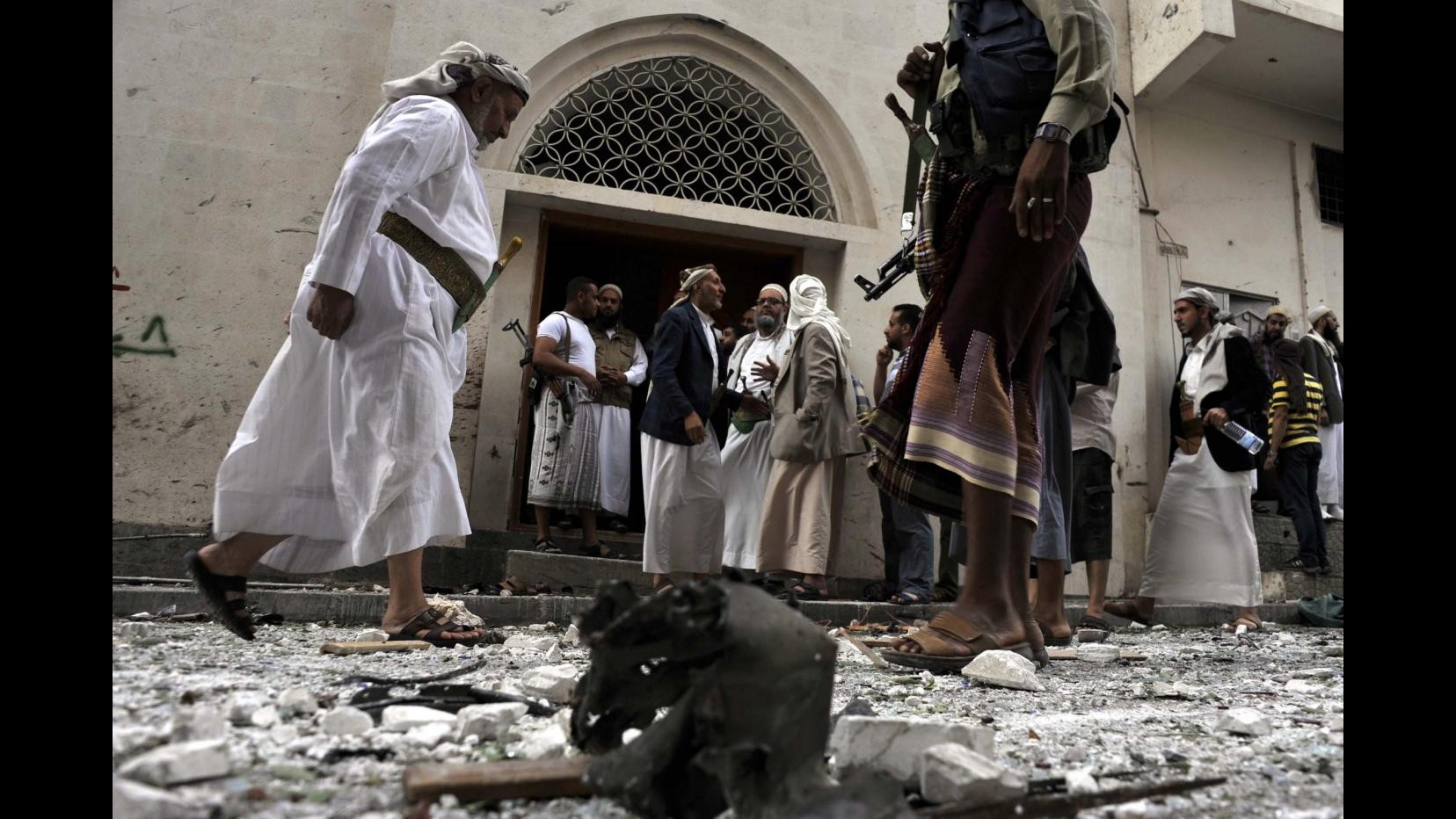 Attaccate moschee sunnite in Iraq. Arabia Saudita blocca voli e scambi con Iran