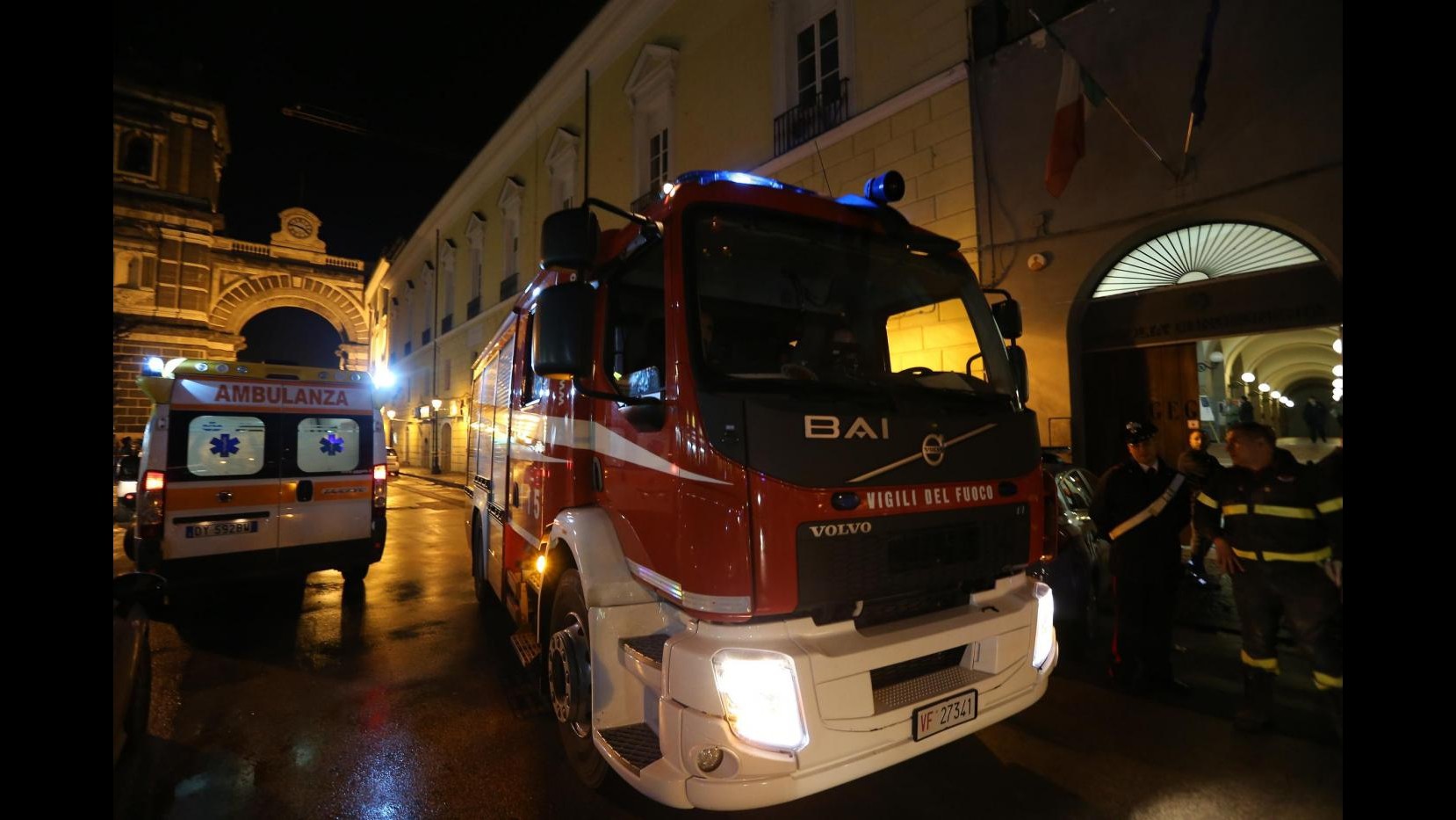 Varese, incendio nella notte in un centro sportivo di Lonate Pozzolo