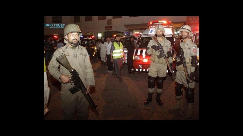 India, attacco a base aerea a confine con Pakistan: 6 morti
