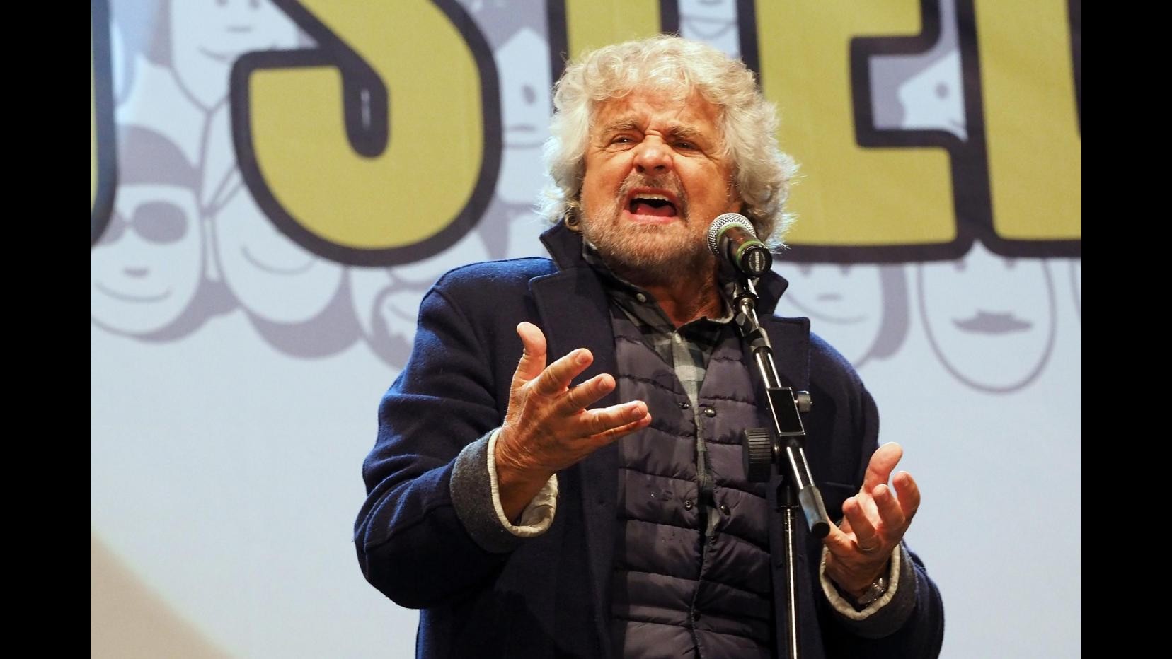 Il contro-messaggio di Beppe Grillo: Mattarella è un ologramma