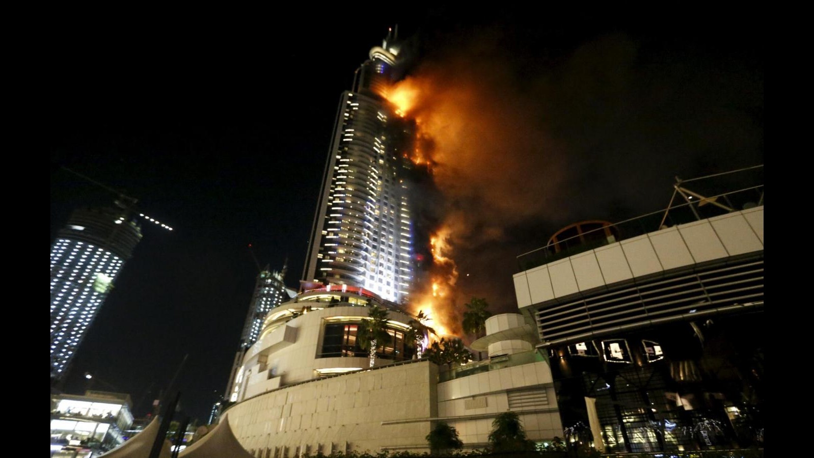 Maxi incendio vicino al Burj Khalifa a Dubai. Show Capodanno non si ferma