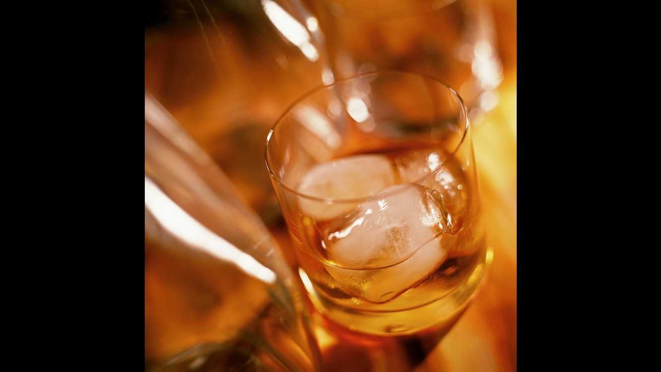 Bologna, tenta di rubare 5 bottiglie di whisky: 34enne in manette