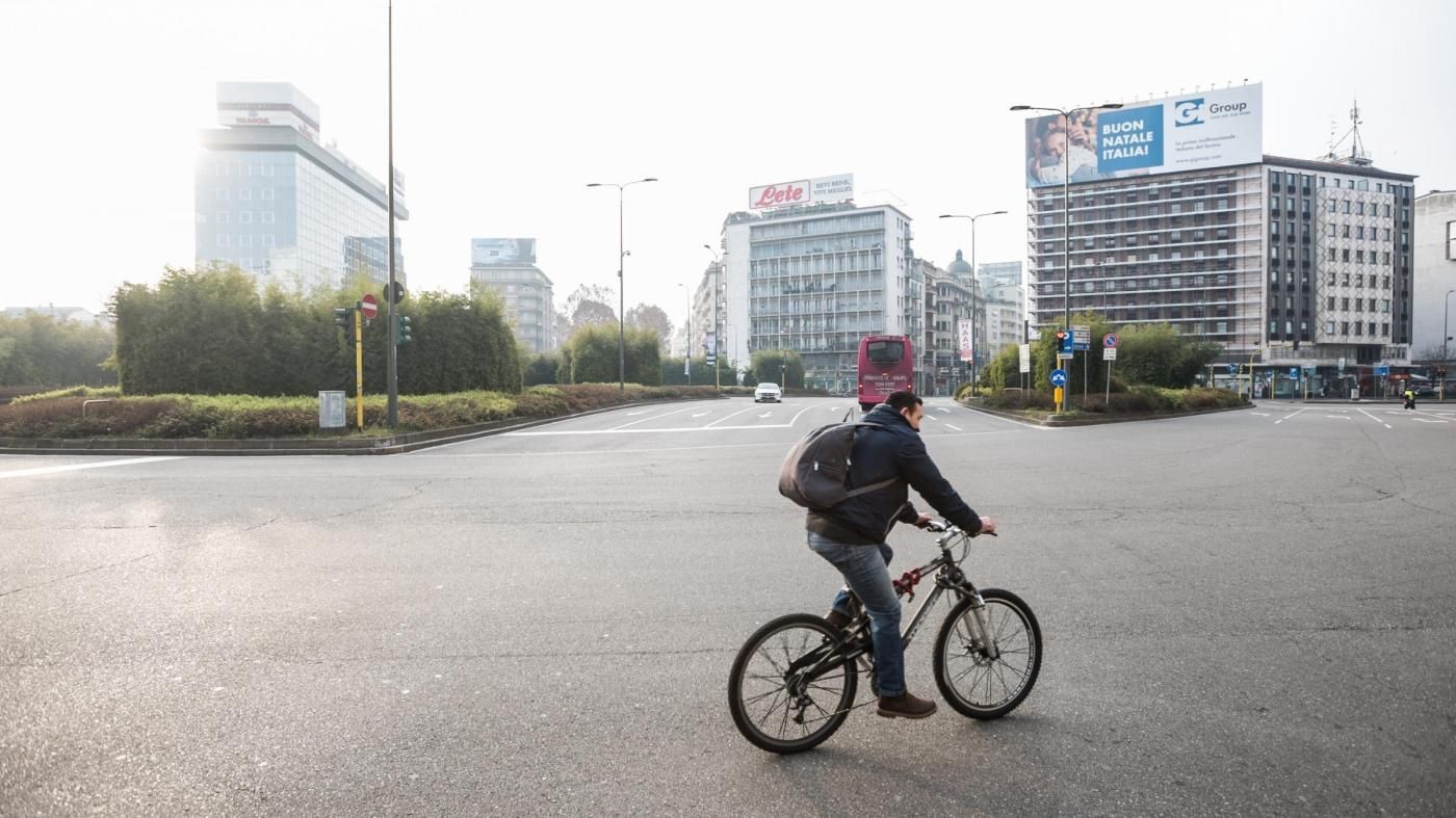 Smog, a Milano valori Pm10 scesi a ridosso dei limiti. A Napoli stop auto per sei giorni