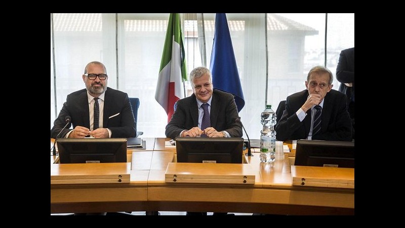 Smog, Galletti: 12 milioni a Comuni per trasporto locale. Maroni: Non bastano