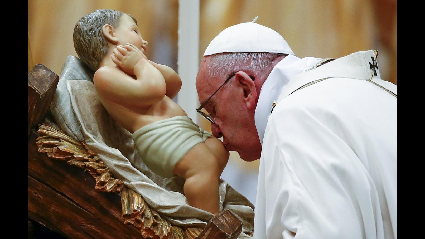 Vaticano, Papa Francesco: Dio è umile e si fa bambino in mezzo a noi