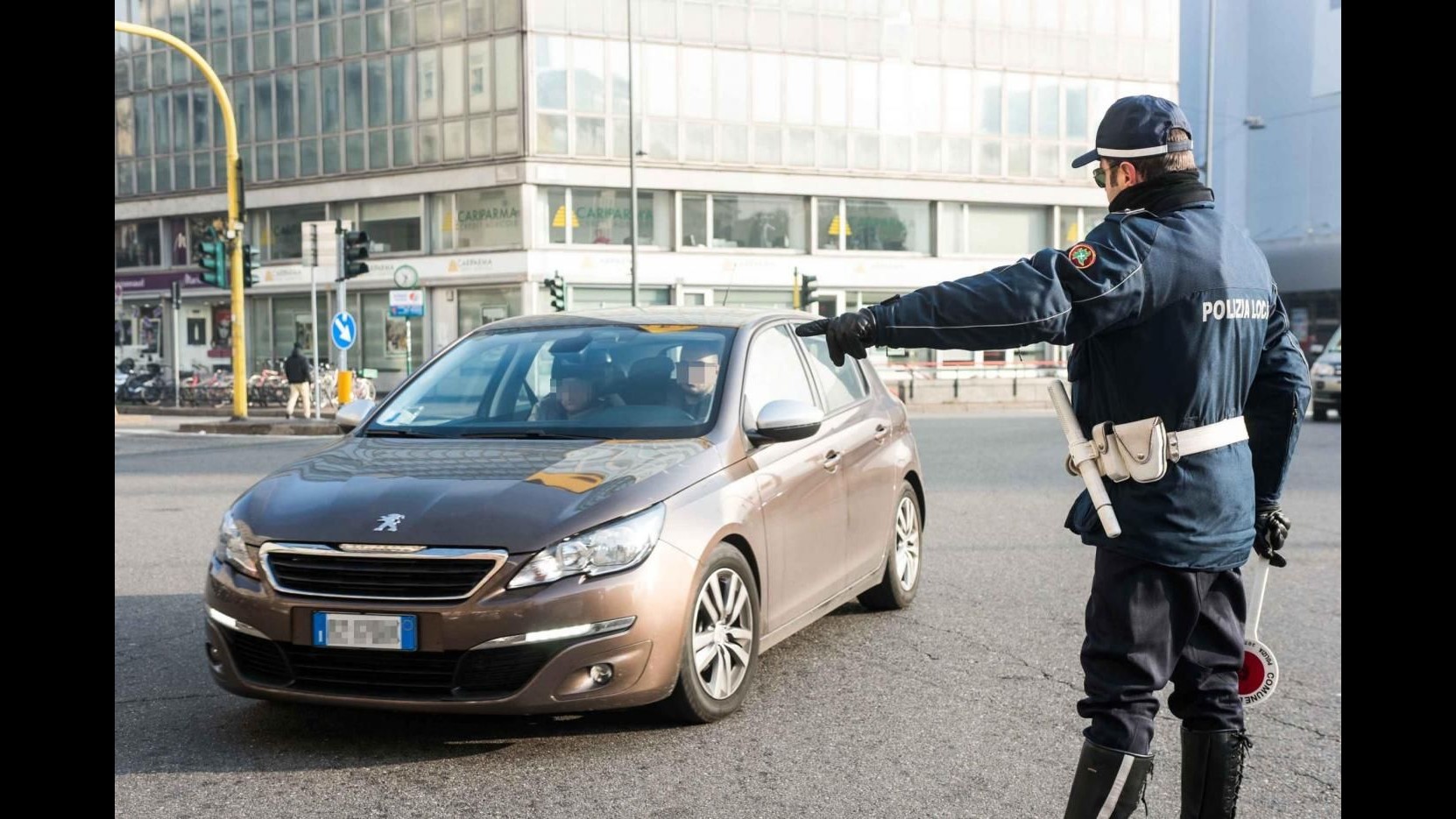 Milano, secondo giorno blocco auto: 310 multe