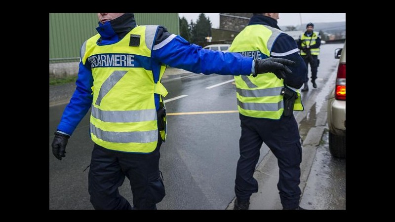 Belgio, auto francese non si ferma a posto blocco: inseguimento e spari