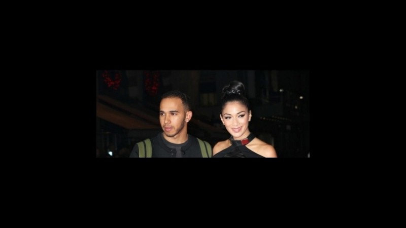 Lewis Hamilton diventa cantante: in lavagna il duetto con Nicole Scherzinger