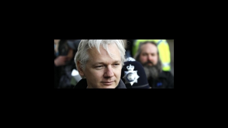 Assange bloccato in ambasciata, i bookie danno le quote sulla fuga