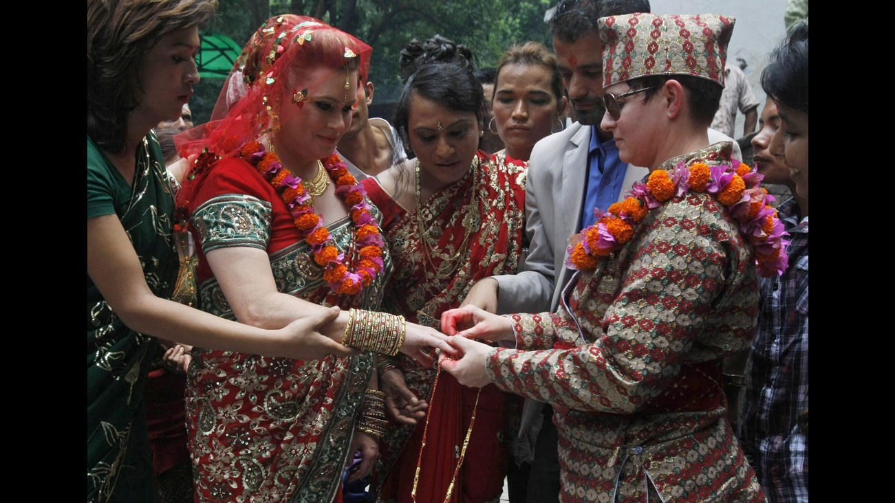 Nepal, due donne all’altare