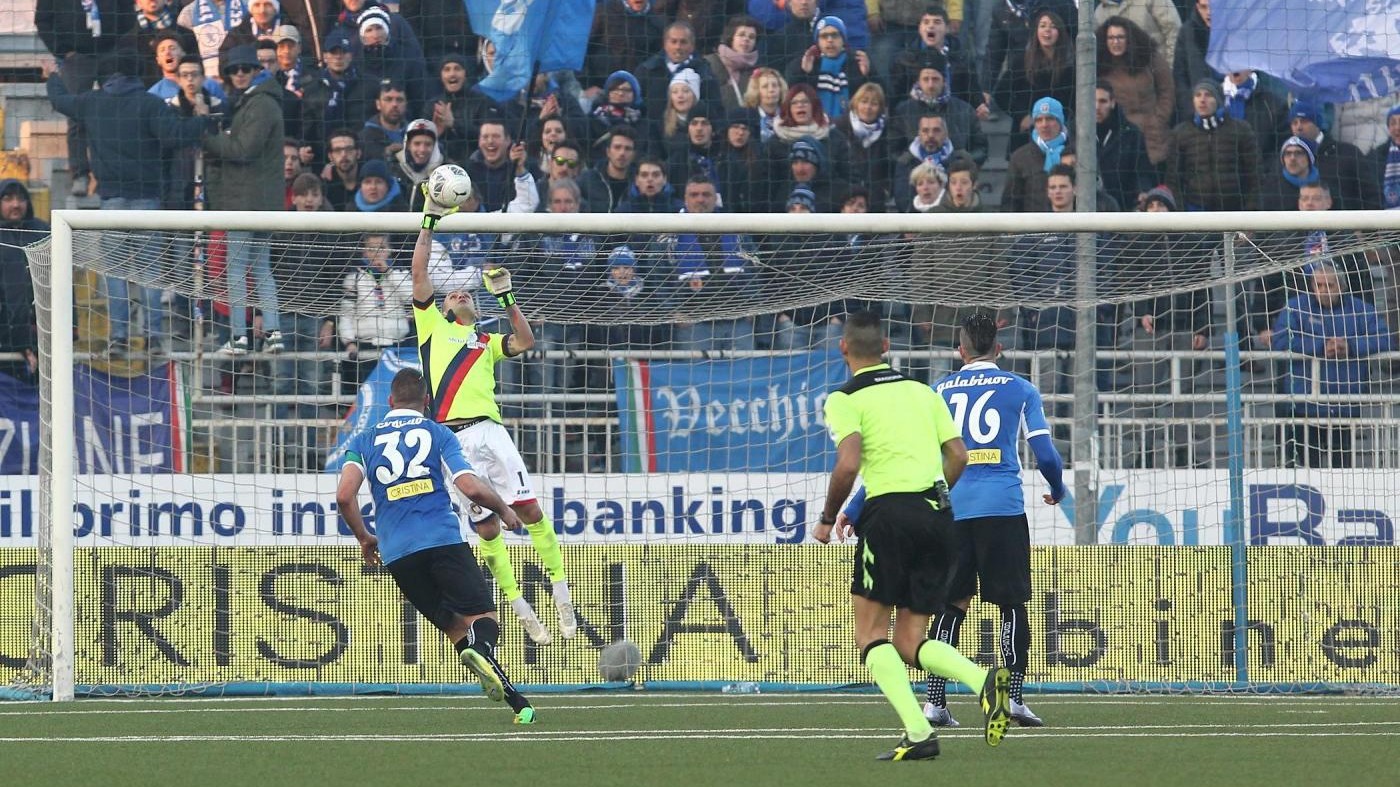 Novara perde in casa 0-1 col Crotone: calabresi in vetta