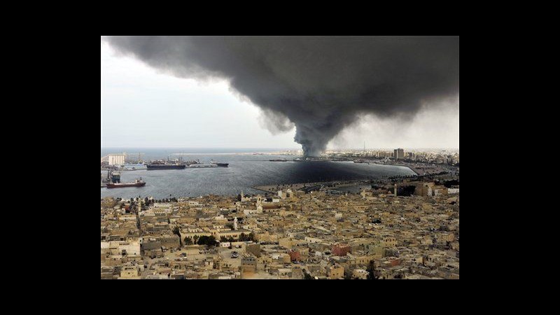 Ribelli libici combattono a Sirte, a Tripoli esplosione vicino a porto