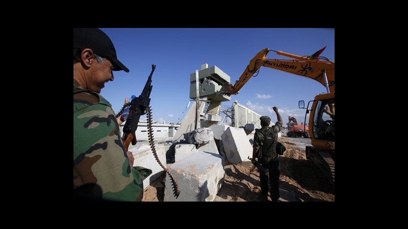 Abbattuto il compound di Gheddafi, Tripoli cancella i simboli del raìs