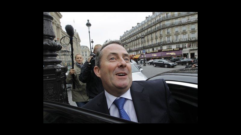 Si dimette ministro britannico Fox, portava amico in viaggi ufficiali