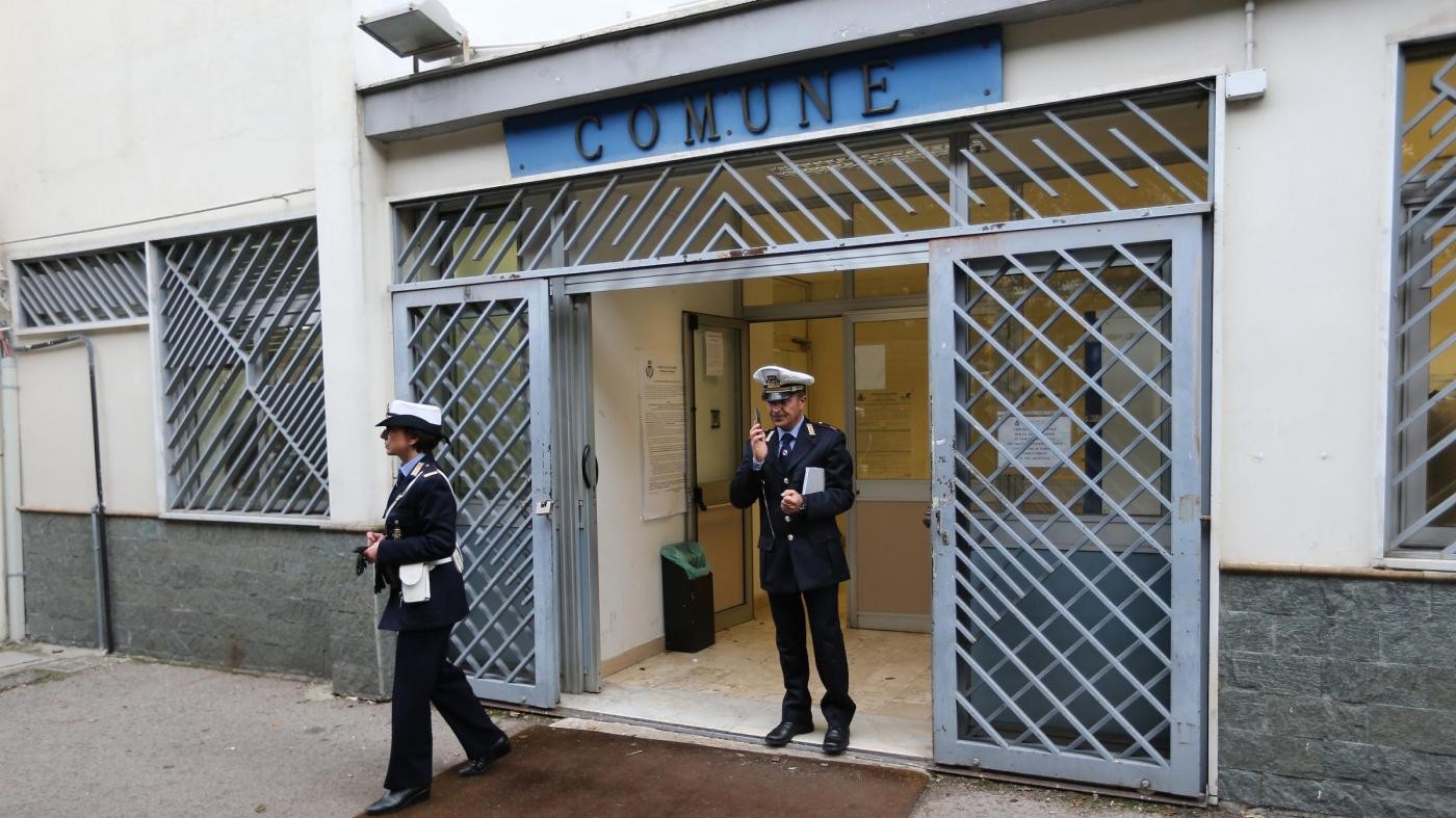 M5S, carabinieri perquisiscono municipio Quarto e casa sindaco