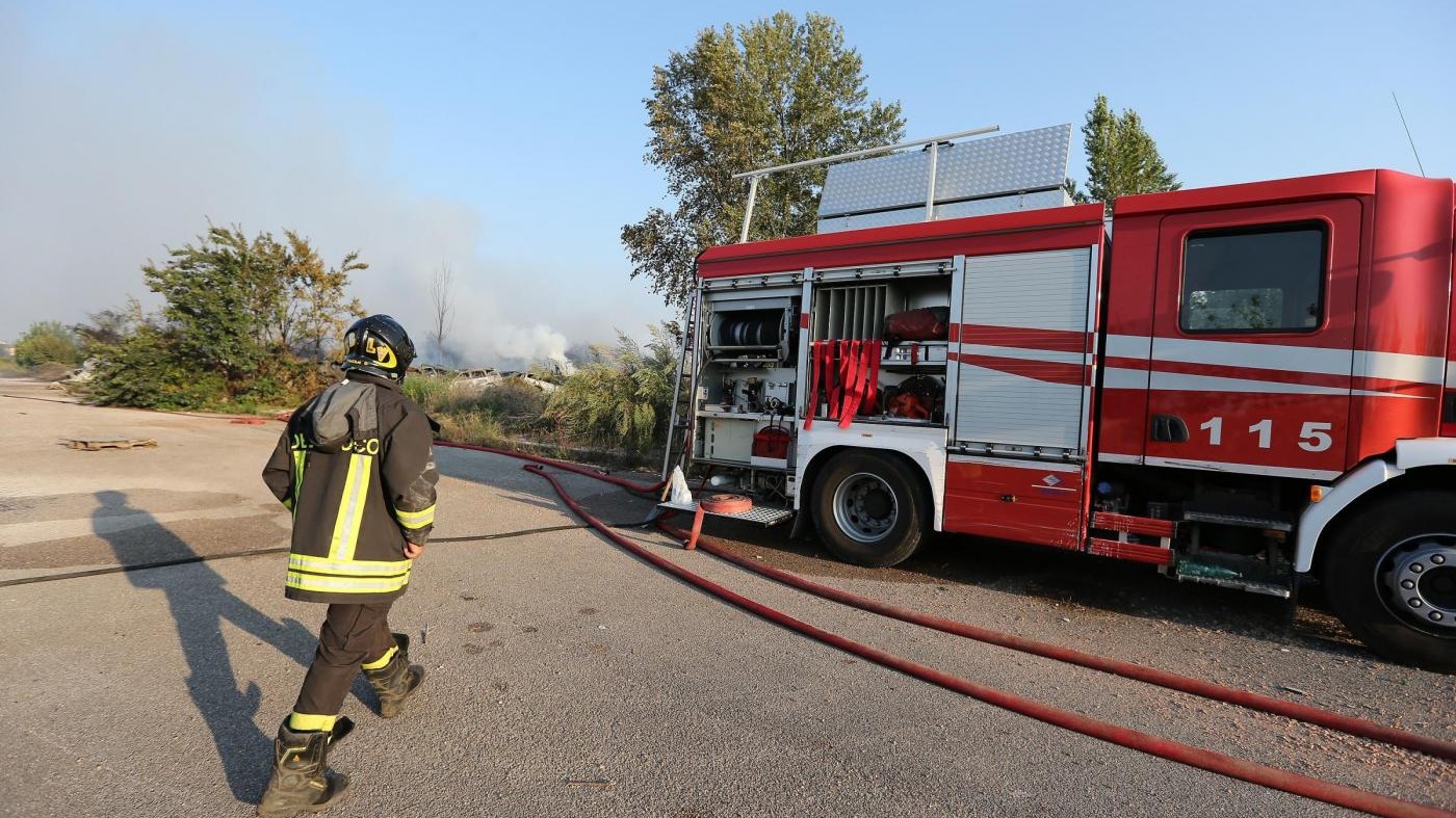 Roma, incendio in zona industriale: 100 migranti sfollati