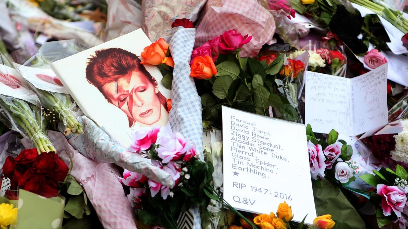 David Bowie, centinaia di fan a Brixton intonano le sue canzoni