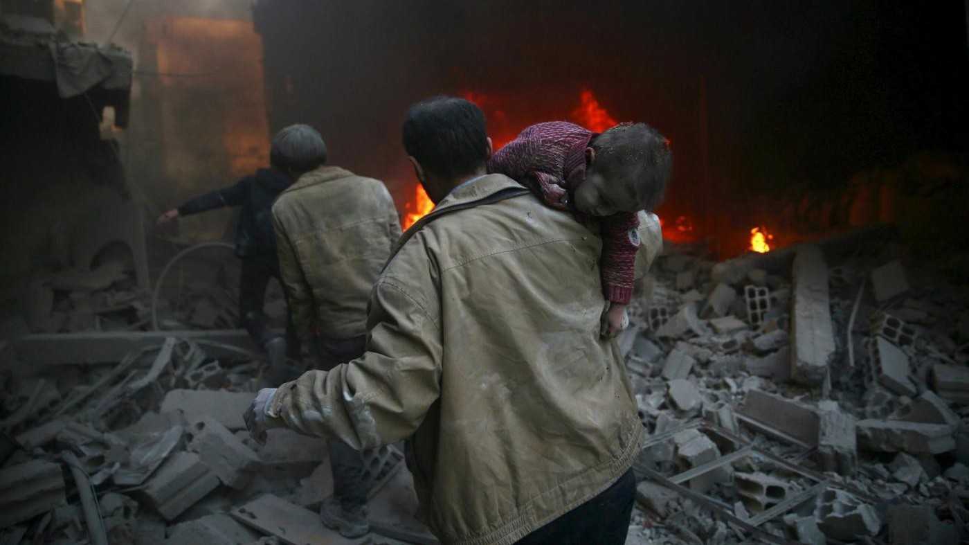 Siria, raid su Aleppo e Idlib: 42 morti, anche 3 fratellini