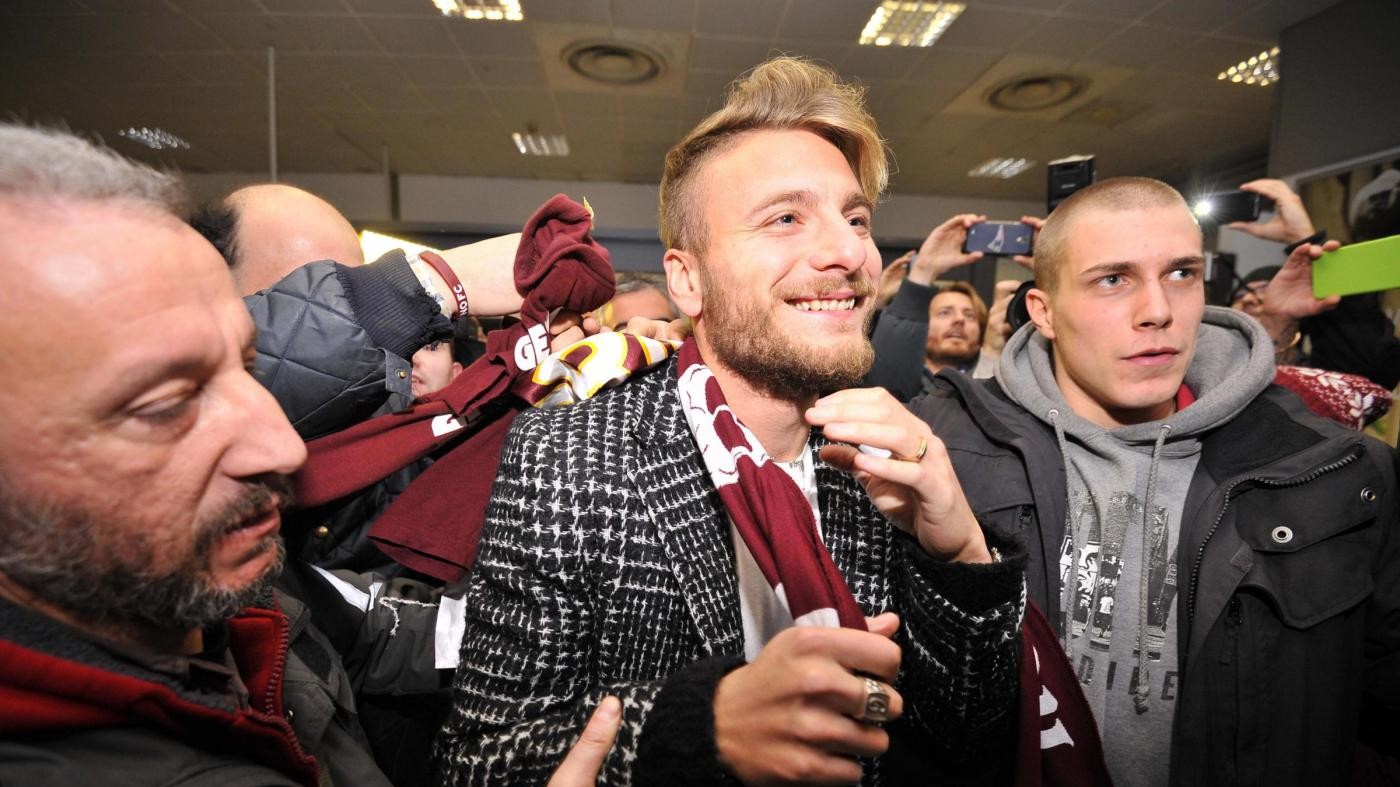 Immobile arrivato a Torino: bagno di folla all’aeroporto