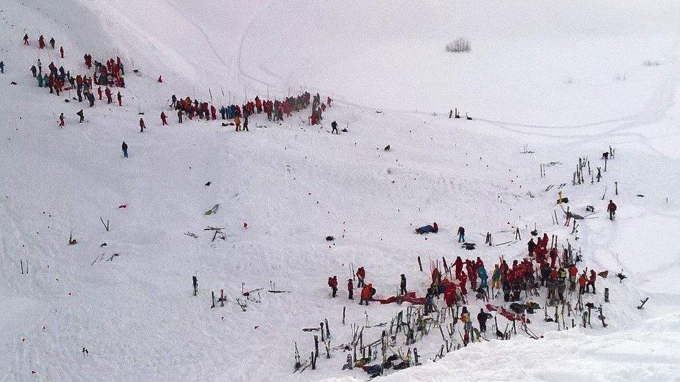 Francia, valanga travolge studenti sulle Alpi: 3 morti