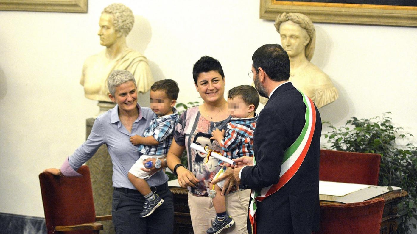 Unioni civili, oggi emendamento senatori Pd: no stepchild adoption