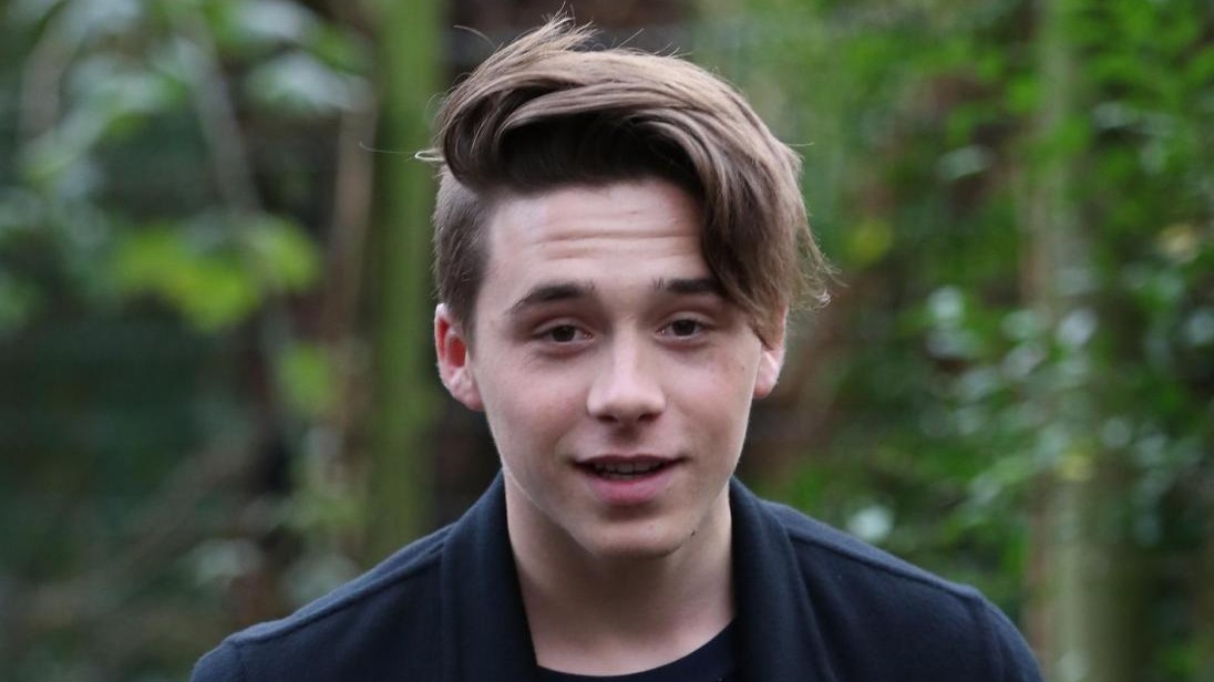 Brooklyn Beckham pubblica foto di ragazzo armato: è polemica
