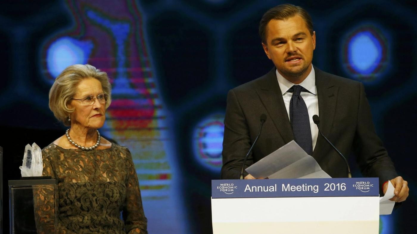 Davos, DiCaprio premiato per suo impegno: attacca avidità aziende