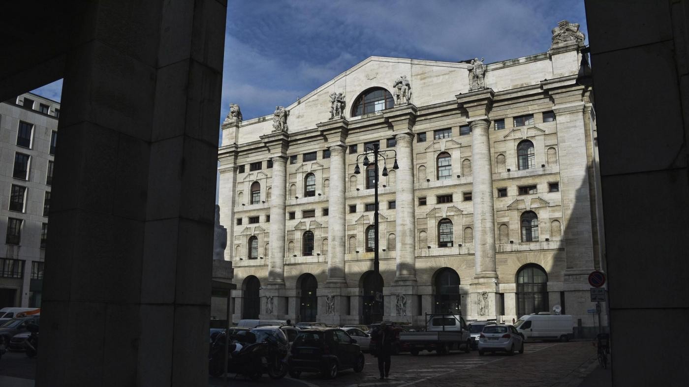 Borsa, Milano chiude in rialzo: bene Telecom, crolla Mps
