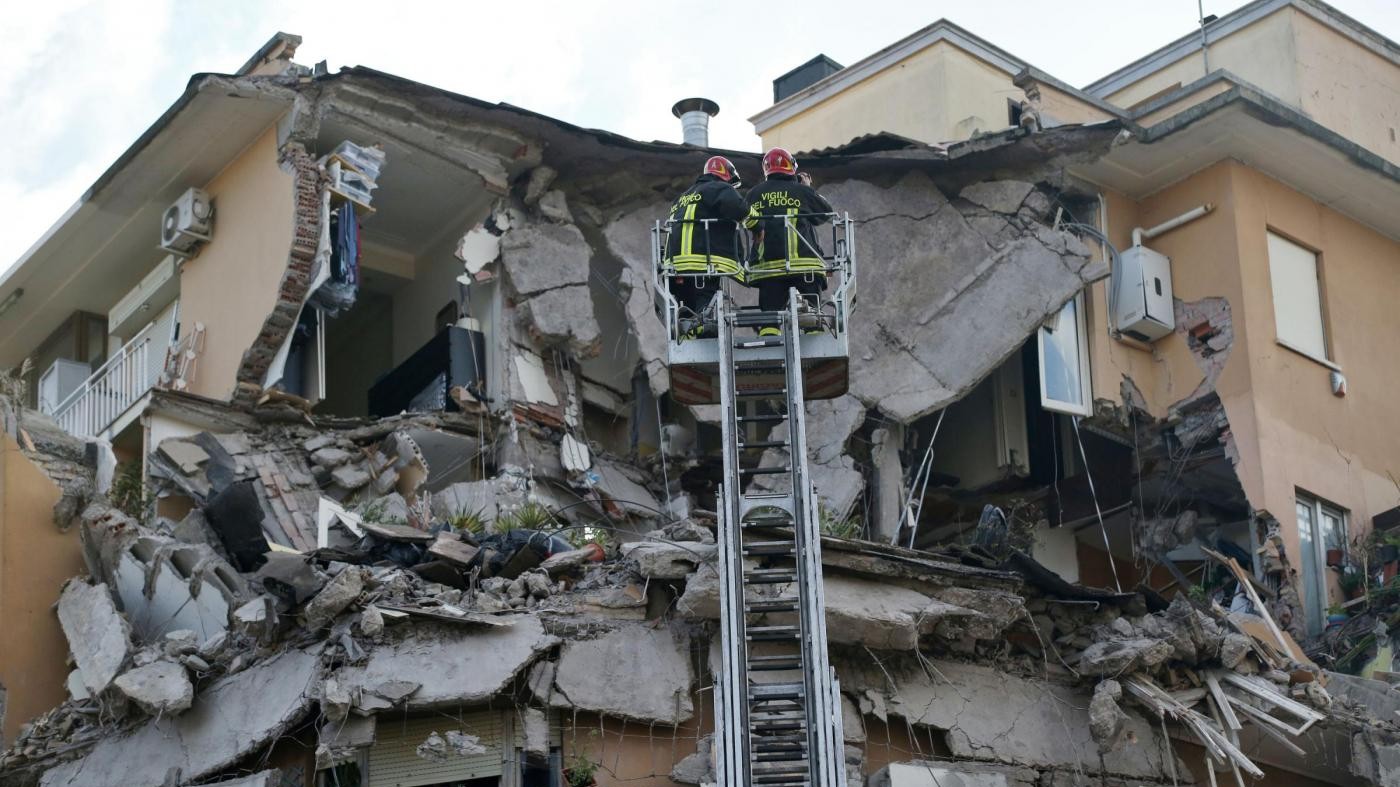 Roma, crollano 3 piani palazzina sul lungotevere: nessun ferito