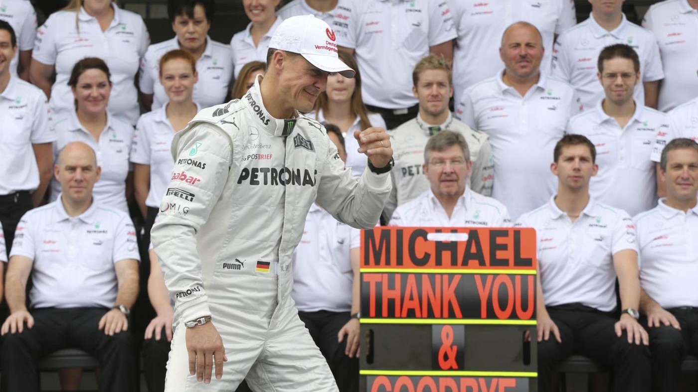 F1, Michael Schumacher migliora, riesce a camminare