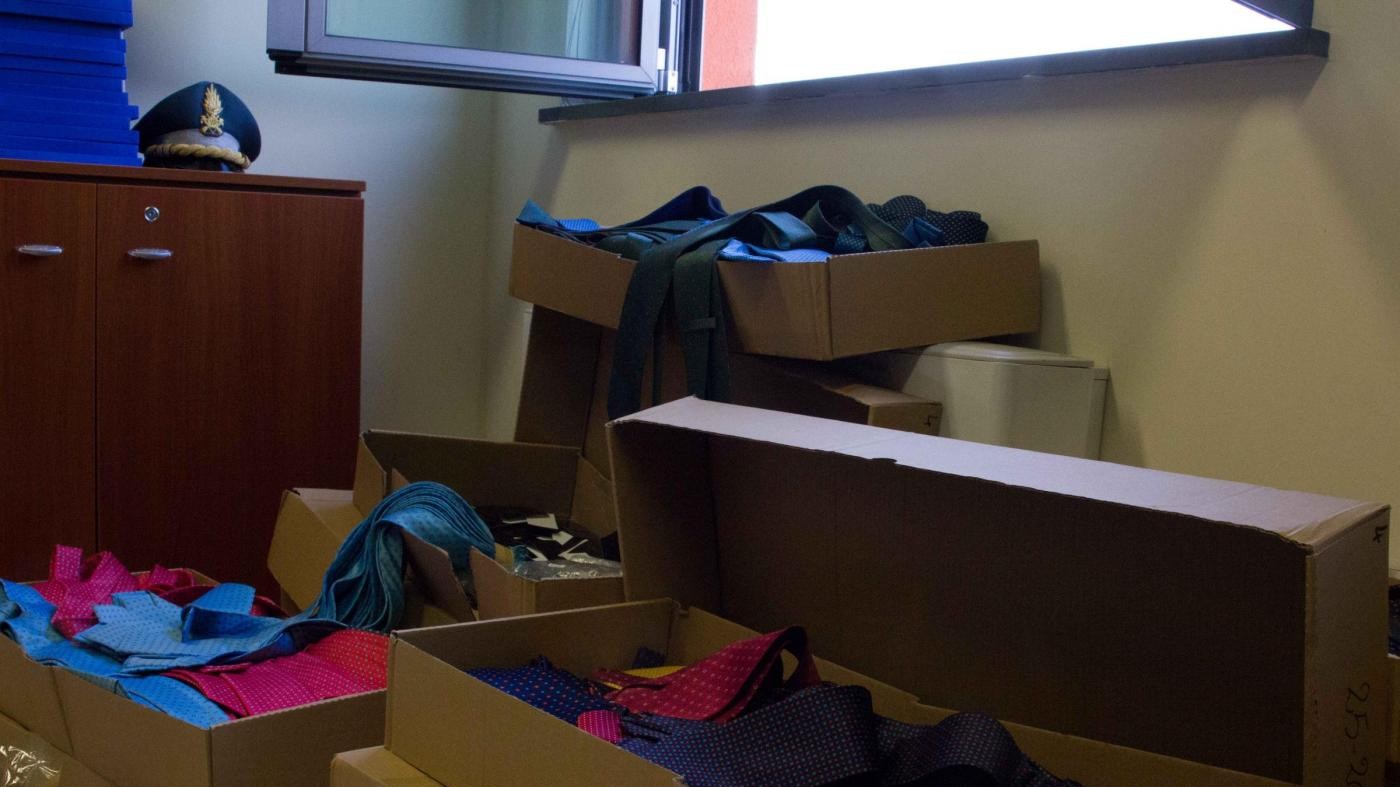 Napoli, gdf sequestra 160mila prodotti contraffatti