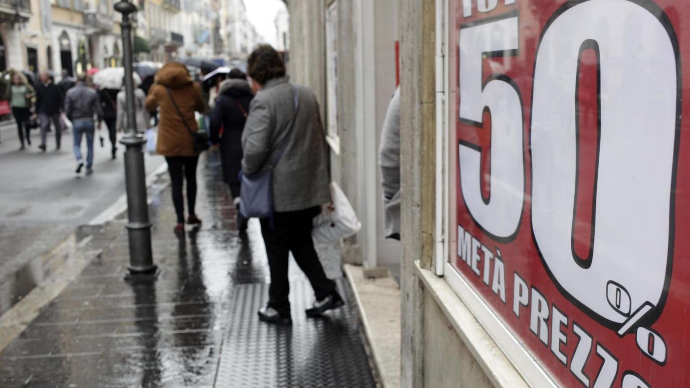 Saldi, Codacons: File di clienti, ma ancora non si compra