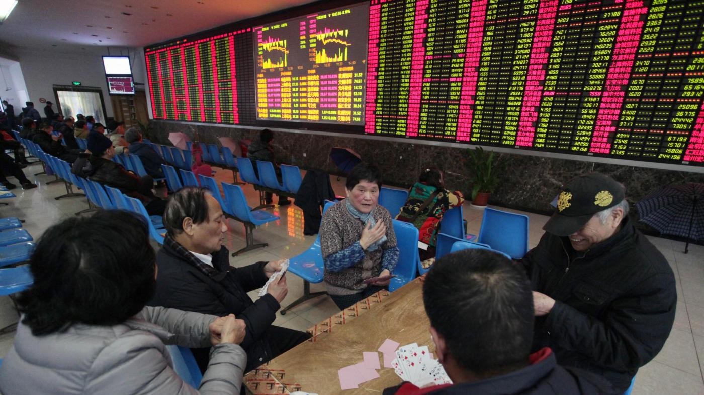 Borsa, Shenzhen e Shanghai sospese dopo nuova svalutazione yuan