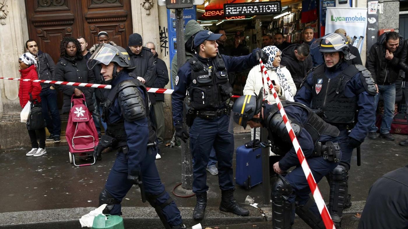 Francia, uomo ucciso a Parigi davanti a commissariato: aveva finta cintura esplosiva
